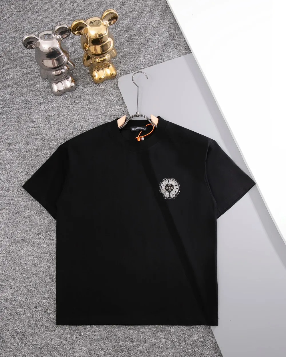 P190 CHROME HEARTS hot-drilled short-sleeved T-shirt. The front and rear panels are marked with high-end hot-drilled flower craftsmanship. The fabric is comfortable and soft, and the high-end washing water is used. The ribs are customized and dyed in the same cylinder. Three standards are complete, the official website is synchronized, and the original mold is opened. The same style for men and women. It is also a practical item that is necessary for daily use. Color: Black White Pink Size: S M L XL